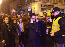 Od stacji do stacji krzyż nieśli przedstawiciele radomskich parafii, ruchów, stowarzyszeń, a także żołnierze i alumni