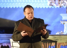 Tenor Tomasz Maleszewski w czasie koncertu w świdnickim Kościele Pokoju.