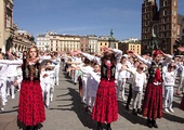 22 kwietnia w sercu Krakowa znów zabrzmią słowa: „Tamten dzień będzie zapamiętany jako największy w historii świata. Wielkiej Nocy Chrystus powstał z grobu i przyniósł nam nowe życie. Zapraszamy do świętowania nowego życia w Chrystusie Miłosiernym!”.