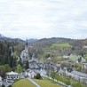 Z zamku w Lourdes można podziwiać panoramę miasta i sanktuarium.