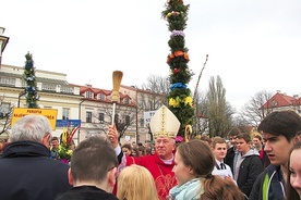 	Biskup Andrzej F. Dziuba święci palmy na Starym Rynku w Łowiczu.