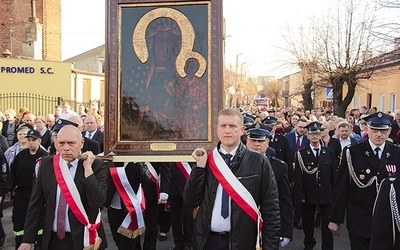 Procesja z ikoną jasnogórską ulicami Żychlina.