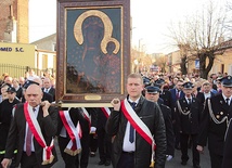 Procesja z ikoną jasnogórską ulicami Żychlina.