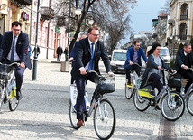 Do korzystania z jednośladów zachęca prezydent Radosław Witkowski (w środku).