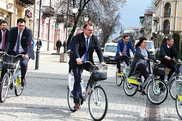 Do korzystania z jednośladów zachęca prezydent Radosław Witkowski (w środku).