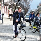 Do korzystania z jednośladów zachęca prezydent Radosław Witkowski (w środku).