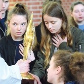 Młodzi ludzie w czasie adoracji mogli podejść do Najświętszego Sakramentu i spotkać się z Bogiem twarzą w twarz.