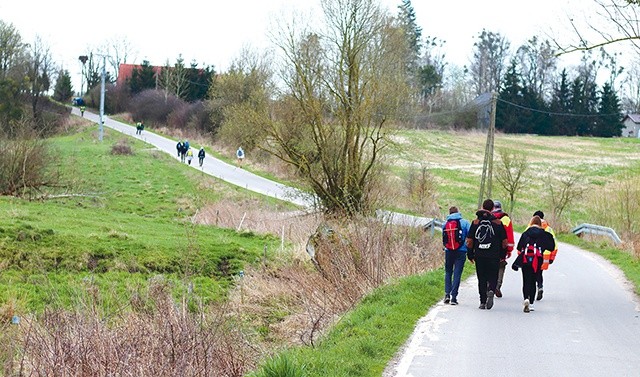 Ponad 40-kilometrowa trasa wiodła przez różne drogi. Od polnych, błotnistych, czasem przez pola, aż po ulicę. 