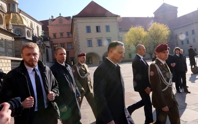 Prezydent Duda przy grobie Lecha i Marii Kaczyńskich