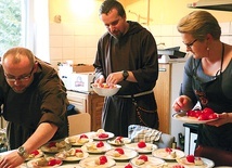 ▲	Bracia kapucyni z wolontariuszami przygotowują posiłek  dla uczestników rekolekcji.