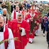 ▲	– Jesteście tą parafią w archidiecezji, gdzie Niedziela Palmowa gromadzi tak wielu ludzi, wiele rodzin i tak wiele małych dzieci. I za to wam dziękuję – powiedział kard. Kazimierz Nycz. 