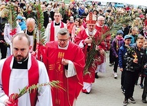 ▲	– Jesteście tą parafią w archidiecezji, gdzie Niedziela Palmowa gromadzi tak wielu ludzi, wiele rodzin i tak wiele małych dzieci. I za to wam dziękuję – powiedział kard. Kazimierz Nycz. 