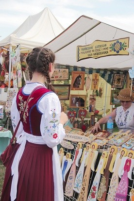 ▲	Przez cały Poniedziałek Wielkanocny chłopcy uganiają się za dziewczętami i smagają swoje „ofiary” po nogach.