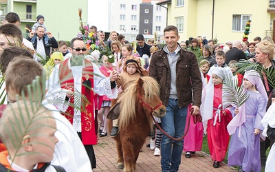 Inscenizacja wjazdu do Jerozolimy była przygotowana przez dzieci i entuzjastycznie przyjęta przez rówieśników oraz dorosłych.