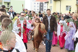 Inscenizacja wjazdu do Jerozolimy była przygotowana przez dzieci i entuzjastycznie przyjęta przez rówieśników oraz dorosłych.