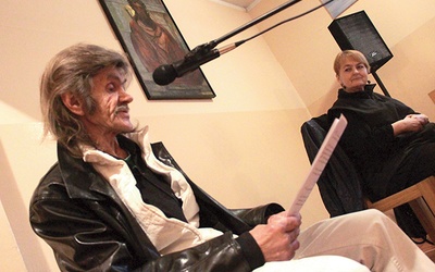 Podczas jednego ze spotkań swoje wiersze zaprezentował mieszkaniec schroniska Ryszard Zaniewski, który towarzyszył w poetyckim wieczorze zaprzyjaźnionej ze schroniskiem piosenkarce Elżbiecie Kuczyńskiej.