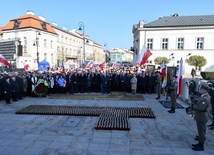 7 lat po katastrofie - przed Pałacem Prezydenckim