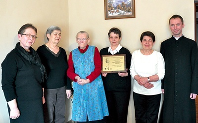 Proboszcz, i sąsiedzi doceniają panią Wiesławę (w środku, z wyróżnieniem) i jej rodzinę (trzecia z lewej stoi jej mama, Maria Polak), stąd zgłosili ich do plebiscytu.