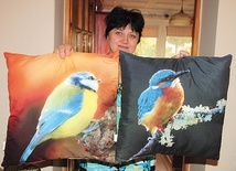 Joanna Kalicka w domu wypełnionym ptasimi motywami.