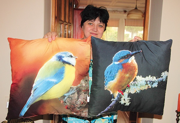 Joanna Kalicka w domu wypełnionym ptasimi motywami.