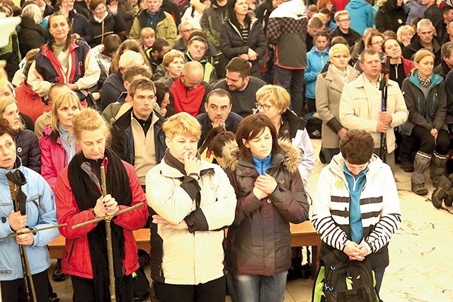 Szli w modlitewnym skupieniu, nie zważając na ciemności, chłód, deszcz i ból...