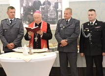 Bp Andrzej F. Dziuba i komendanci łowickich służb