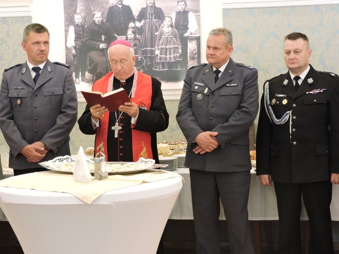 Bp Andrzej F. Dziuba i komendanci łowickich służb