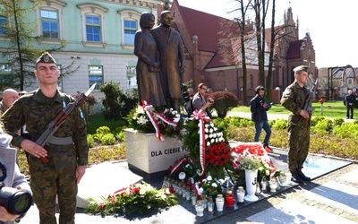 Rocznicowe uroczystości zakończyły się pod pomnikiem upamiętniającym prezydencką parę Marię i Lecha Kaczyńskich oraz pozostałe ofiary katastrofy z 10 kwietnia 2010 r.