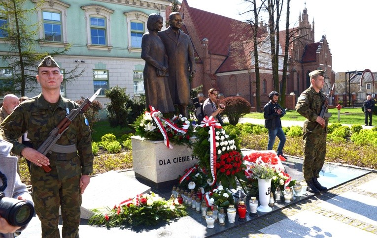 Rocznicowe uroczystości zakończyły się pod pomnikiem upamiętniającym prezydencką parę Marię i Lecha Kaczyńskich oraz pozostałe ofiary katastrofy z 10 kwietnia 2010 r.