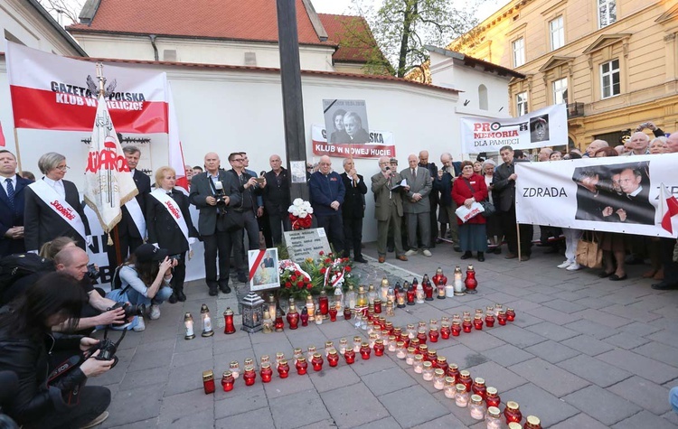 Rocznica katastrofy smoleńskiej - plac o. Adama Studzińskiego