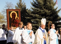 Procesja z ikoną niesioną przez kleryków podąża do kaplicy seminaryjnej