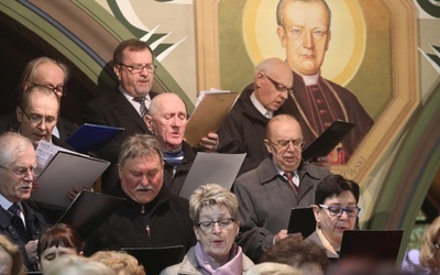 Akatyst wykonały połączone chóry dwóch bielskich parafii