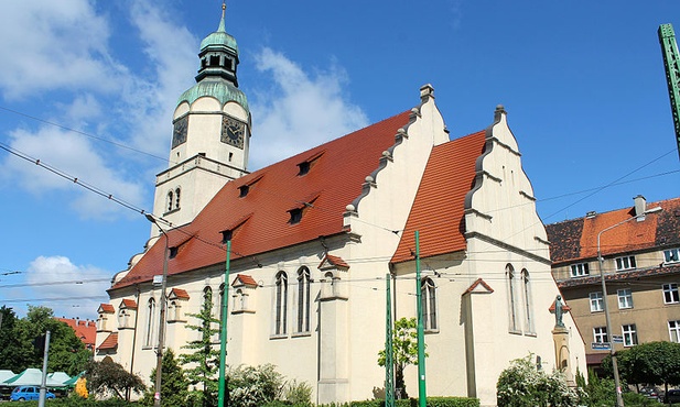 Kapłan z Poznania przekazał ukraińskiej rodzinie parafialny samochód