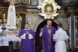 Przy wystawionej figurze Matki Bożej Fatimskiej zgromadzili się kapłani, seminarzyści i wierni parafii katedralnej