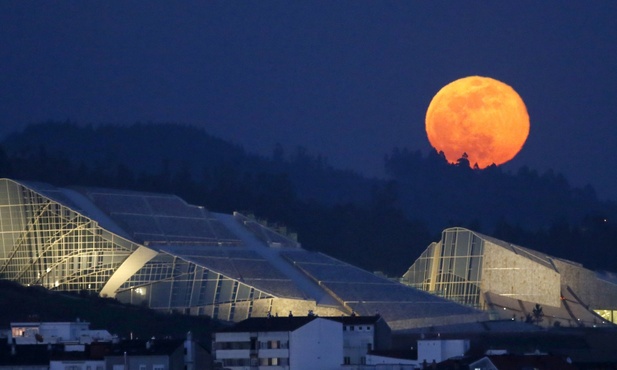 Księżyc nad Santiago de Compostela