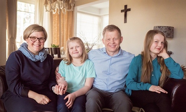 Dom to coś więcej niż mury, dom to miłość łącząca rodzinę, której żaden ogień nie spali – są przekonani Iwona i Mariusz Skruszeńcowie oraz ich córki Hania i Aniela.