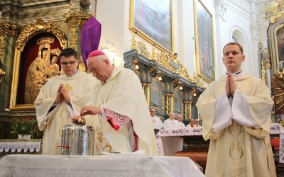 Bp Andrzej F. Dziuba przygotowuje krzyżmo do konsekracji