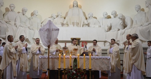 Przy ołtarzu Wieczerzy Pańskiej