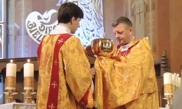 Na zakończenie liturgii bp Roman Pindel przeniósł Ciało Chrystusa do "ciemnicy"