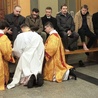 Obmycie stóp podczas liturgii Wilekiego Czwartku w bielskiej katedrze