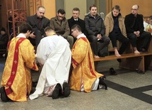 Obmycie stóp podczas liturgii Wilekiego Czwartku w bielskiej katedrze