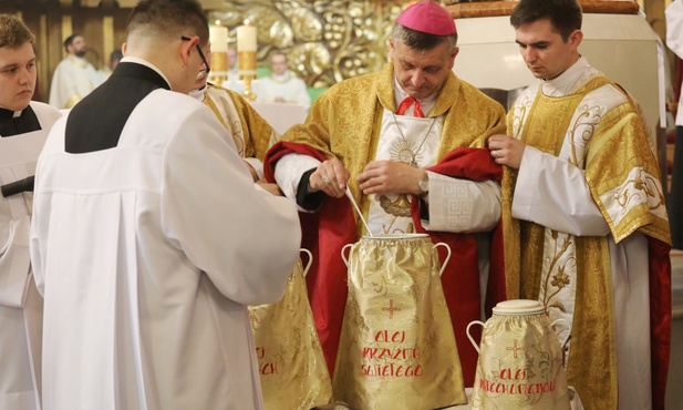 Bp Roman Pindel dokonał poświęcenia oleju Krzyżma Świętego