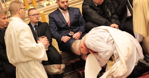 Adoracja to głębokie spotkanie z Chrystusem