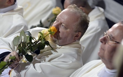 Wszyscy obecni na liturgii kapłani otrzymali róże w podzięce za służbę Kościołowi.