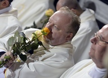 Wszyscy obecni na liturgii kapłani otrzymali róże w podzięce za służbę Kościołowi.