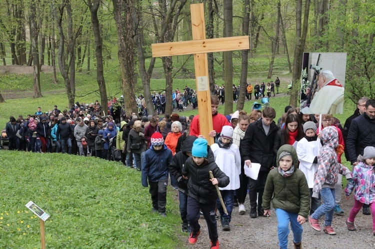 Nabożeństwo w dzikowskim parku