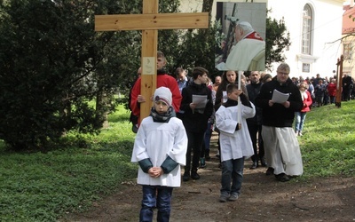 Nabożeństwo w dzikowskim parku