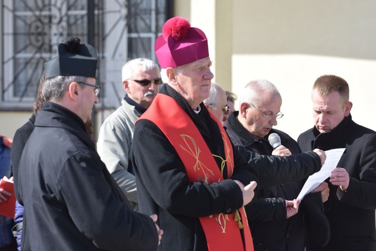 Wielki Piątek. Droga Krzyżowa przez ulicami Świdnicy