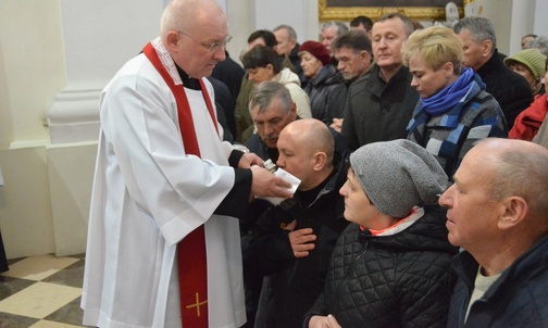 Krzyż trwa, choć zmienia się świat