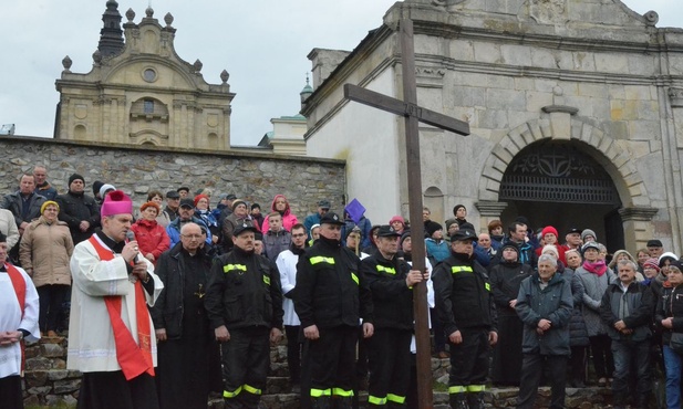 Krzyż trwa, choć zmienia się świat